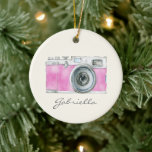 Ornamento De Cerâmica Câmera de Aquarela Retroativa Personalizada<br><div class="desc">Este ornamento cerâmico de na moda apresenta uma câmera de aquarela retrô em rosa. Personalize-o com o seu nome. Excelente de presente para fotógrafos.</div>