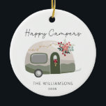Ornamento De Cerâmica Camper Retro Green Christmas<br><div class="desc">Camper Retro Green Christmas - O ornamento apresenta um adorável camper retrorreflector, todos aprisionados nos feriados com luzes de cordas, flores de inverno, bagas e luzes de cordas. Happy Campers está na tipografia bonito e moderna da escrita e é personalizada com seu nome de família e ano. A parte de...</div>