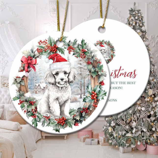 Ornamento De Cerâmica Cãozinho branco de vassoura branco de Natal bonito (Cute Christmas white poodle dog puppy Santa hat Ceramic Ornament)