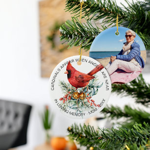 Ornamento De Cerâmica Cardeais Aparecem na Foto de Verde Natal