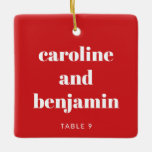Ornamento De Cerâmica Cartão de Local Personalizado Único Vermelho de Ca<br><div class="desc">Torne o seu casamento no inverno especial com este ornamento cerâmico personalizado exclusivo em vermelho e branco, dobrando como cartão de lugar personalizado para seus convidados. Apresentando o seu nome em tipografia elegante, serve como um cartão de escolta ponderado e um guardião que eles podem tesourar. Perfeito para um casamento...</div>