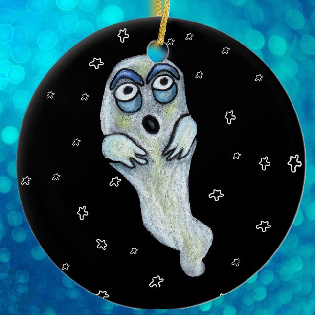 Ornamento De Cerâmica Cartoon bobo Goofon Espanta Grandes Estrelas (silly ghost blue eyes floating on white stars on black Halloween hanging ornament.)