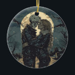 Ornamento De Cerâmica Cartoon gótico romântico de esqueleto e mulher<br><div class="desc">Ilustração gótica e romântica de uma mulher abraçando um esqueleto com a lua de cheio atrás deles.</div>