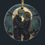 Ornamento De Cerâmica Cartoon gótico romântico de esqueleto e mulher<br><div class="desc">Ilustração gótica e romântica de uma mulher abraçando um esqueleto com a lua de cheio atrás deles.</div>