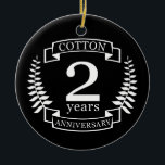 Ornamento De Cerâmica Casado de algodão 2 anos<br><div class="desc">Uma design para celebrar 2 anos de casamento. Este design tem um design branco (algodão) de louros em fundo preto. O algodão é o presente tradicional para esta ocasião. O texto diz respeito ao algodão, 2 anos de aniversário. Uma design romântica para comemorar seu segundo ano de casamento. Se você...</div>