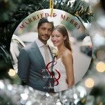 Ornamento De Cerâmica Casado e Feliz! Elegante, Simpel, Foto<br><div class="desc">Nosso primeiro Natal como Sr. & Sra! Casado e Feliz! Elegante, Simpel, Ornament Cerâmico Fotográfico Comemora o amor e a alegria do seu primeiro Natal junto com este elegante ornamento fotocerâmico. Apresentando a frase Casado & Feliz, esta manutenção do eterno pode ser personalizada com sua foto favorita, nomes e data...</div>