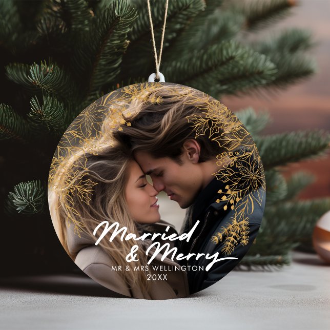 Ornamento De Cerâmica Casado e Feliz | Foto de Natal de Newlyweds (Married and Merry | Newlyweds Christmas Photo Ceramic Ornament)