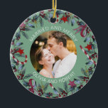Ornamento De Cerâmica Casados e Felizes na Feira de Natal dos Newlyweets<br><div class="desc">O ornamento romântico para casal casado apresenta uma bela coroa de Natal e um fundo verde sábio. Personalize o modelo com sua fotografia,  nomes ou texto personalizado. Você pode alterar a cor do plano de fundo se quiser,  basta clicar em "Editar usando a ferramenta design".</div>