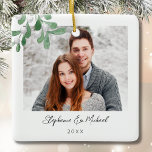 Ornamento De Cerâmica Casais Foto Natal<br><div class="desc">Este Casal Foto Enfeites de natal é decorado com datilografia com datilografia com datilografia com datilografia com datilografia com datilografia na moda. Facilmente personalizável com sua foto, nome e ano. Use a Ferramenta Design para alterar o tamanho, o estilo ou a cor do texto. Porque nós criamos a nossa trabalho...</div>