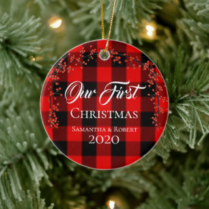 Ornamento De Cerâmica Casais Nome do Primeiro Natal Data Xadrez Vermelha