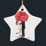 Ornamento De Cerâmica Casal apaixonado sob guarda-chuva vermelha<br><div class="desc">O casal de guarda-chuva vermelho é uma pintura de aquarela original da artista Monika Howarth. Casal romântico. Aniversário. Casamento. Primeiro encontro.</div>