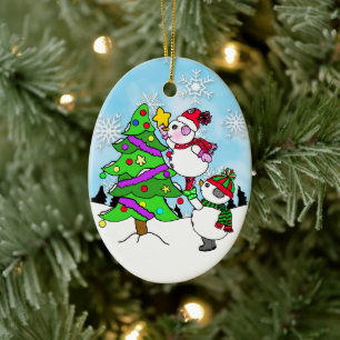 Ornamento De Cerâmica Casal Bonito de Snowman colocando a estrela na ár