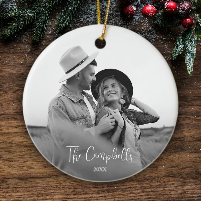 Ornamento De Cerâmica Casal De Foto De Natal Branco E Preto Moderno (Modern Black And White Christmas Photo Couple Ceramic Ornament)