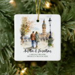 Ornamento De Cerâmica Casal em Londres Inglaterra Watercolor Viagem Art<br><div class="desc">Casal em Londres,  Inglaterra,  Watercolor Viagem Art Cerâmica Ornament. Personalize com seu próprio texto. Este é mais um Design original de 100% de Hamster. #TravelSouvenirOrnaments,  #HandmadeTravelKeepsakes,  #DestinationThemedOrnaments,  #OrnamentsForTravelLovers,  #UniqueTravelGiftOrnaments,  #CustomTravelOrnaments,  #TravelInspirouDecorations,  #WorldTravelCollectibles,  #OrnamentsForTravelers,  #PedidosDeViagemNalizados</div>