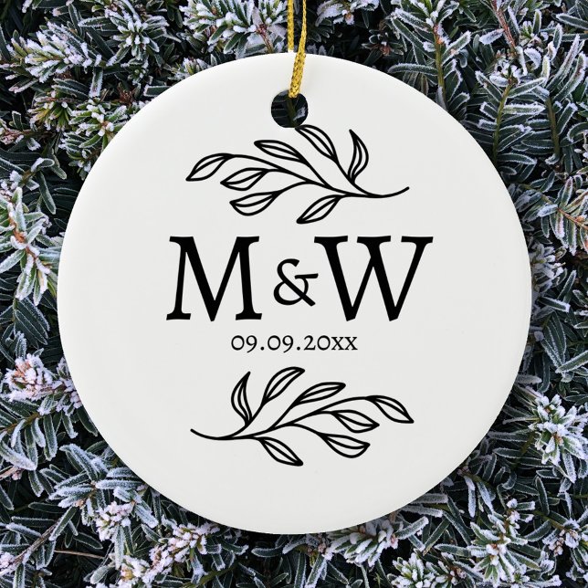 Ornamento De Cerâmica Casal Monograma Data de Casamento Elegante Botânic (Modern couple monogram initials ceramic ornament with wedding date and botanical leaf detail.)