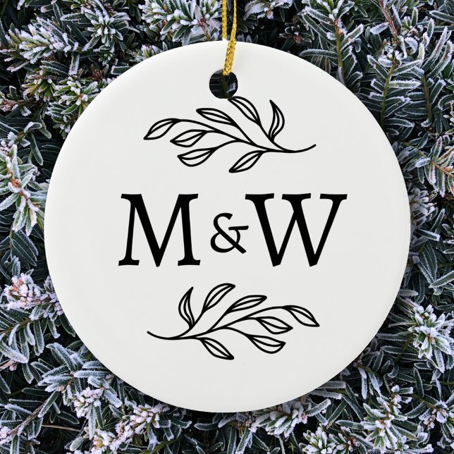 Ornamento De Cerâmica Casal Monograma Elegante Botânico (Couple monogram initials personalized botanical leaves ceramic ornament)