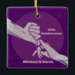 Ornamento De Cerâmica Casal romântico de aniversário de cliente de mãos<br><div class="desc">Esta design tem um marido e uma esposa com os dedos mindinhos trancados juntos. Este casal romântico está de mãos dadas para celebrar o aniversário do casamento. Você pode personalizar esta design cor-de-rosa e roxa com sua própria data e nomes de aniversário de casamento.</div>