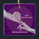 Ornamento De Cerâmica Casal romântico de aniversário de cliente de mãos<br><div class="desc">Esta design tem um marido e uma esposa com os dedos mindinhos trancados juntos. Este casal romântico está de mãos dadas para celebrar o aniversário do casamento. Você pode personalizar esta design cor-de-rosa e roxa com sua própria data e nomes de aniversário de casamento.</div>