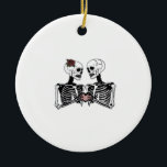 Ornamento De Cerâmica Casal Romântico de esqueleto - Gótico com Mãos Car<br><div class="desc">Um design de esqueleto romântico com mãos góticas. Brincadeira,  estranha e única.</div>