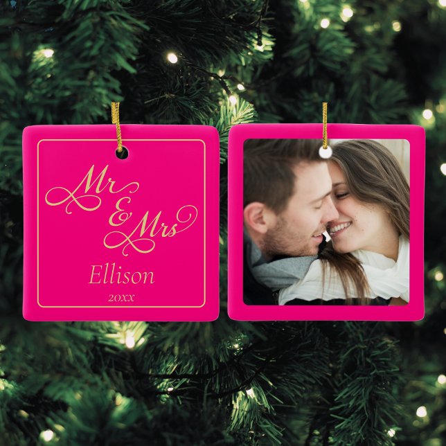 Ornamento De Cerâmica Casal rosa personalizado novo (hot pink Mr and Mrs christmas ornament for newlywed couples, our first married christmas,elegant)