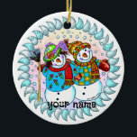 Ornamento De Cerâmica Casal Snowman<br><div class="desc">Ornamento de Casal, t-shirt, presentes e roupa por ArtMuvz Illustration. Roupa de boneco de neve, t-shirts, presentes de férias. t-shirt do boneco de neve, presentes de Natal e roupa de inverno.</div>