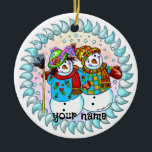 Ornamento De Cerâmica Casal Snowman<br><div class="desc">Ornamento de Casal,  t-shirt,  presentes e roupa por ArtMuvz Illustration. Roupa de boneco de neve,  t-shirts,  presentes de férias. t-shirt do boneco de neve,  presentes de Natal e roupa de inverno.</div>