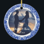 Ornamento De Cerâmica Casamento de Aves Fotográficas Selvagens Romântica<br><div class="desc">Inspirada pela clássica história romântica de aves apaixonadas na cerâmica Blue Willow, este ornamento fotográfico em azul-claro-eterno e branco apresenta sua foto, nomes e data de um lado, e os imortalizados pássaros voadores do outro. Ambos os lados têm bordas de chinoiserie Blue Willow. Este ornamento é fácil de personalizar com...</div>