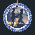 Ornamento De Cerâmica Casamento de Aves Fotográficas Selvagens Romântica<br><div class="desc">Inspirada pela clássica história romântica de aves apaixonadas na cerâmica Blue Willow, este ornamento fotográfico em azul-claro-eterno e branco apresenta sua foto, nomes e data de um lado, e os imortalizados pássaros voadores do outro. Ambos os lados têm bordas de chinoiserie Blue Willow. Este ornamento é fácil de personalizar com...</div>