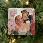 Ornamento De Cerâmica Casamento vintage, Noiva retrô e Newlyweds Groom<br><div class="desc">Vintage ilustration love and romance design com noiva no vestido de noiva e no noivo do seu smoking. O feliz casal recém-casado está rodeado de lindas flores florais, rosa e brancas.</div>