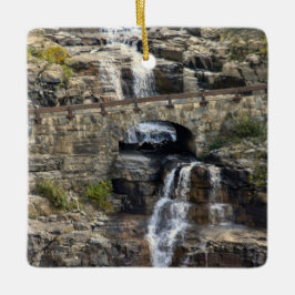Ornamento De Cerâmica Cascata Através da Pedra