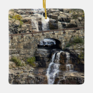 Ornamento De Cerâmica Cascata Através da Pedra