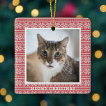 Ornamento De Cerâmica Cat Meowy Christmas Red Knit Pet<br><div class="desc">Enfeites de natal Meowy personalizado com um fundo de estilo de malha vermelha e uma foto do gato ou do animal de estimação na frente. Ele apresenta o nome dele ou dela,  e o ano atrás. Todo texto é editável e pode ser personalizado com o seu próprio.</div>