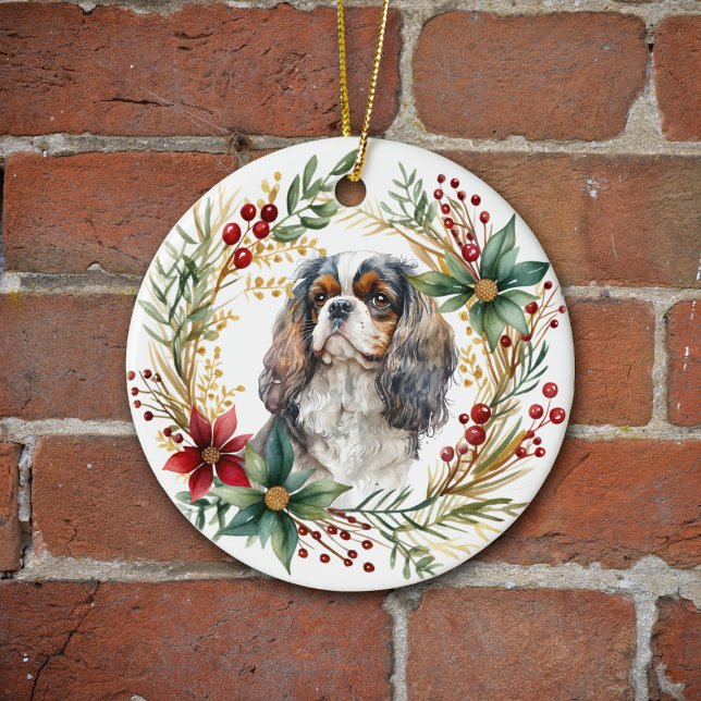 Ornamento De Cerâmica Cavalier King Charles Spaniel Holiday Wreath (Criador carregado)