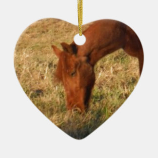 Ornamento De Cerâmica Cavalo castanho no campo da árvore amarela