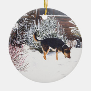 Ornamento De Cerâmica Cena da neve do inverno com o cão preto e tan