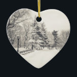 Ornamento De Cerâmica Central Park Winter Path - Nova Iorque<br><div class="desc">Esta fotografia de arte em preto e branco é de um belo caminho no Central Park, Nova Iorque coberto de neve. Os tons de safra macia acentuam os pinheiros altos, seus galhos pesados com neve, que ficam ao lado de bancos de jardim com neve. As árvores de inverno com seus...</div>