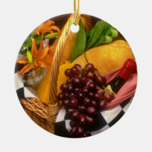 Ornamento De Cerâmica Cesta alaranjada do piquenique com vinho, queijo,