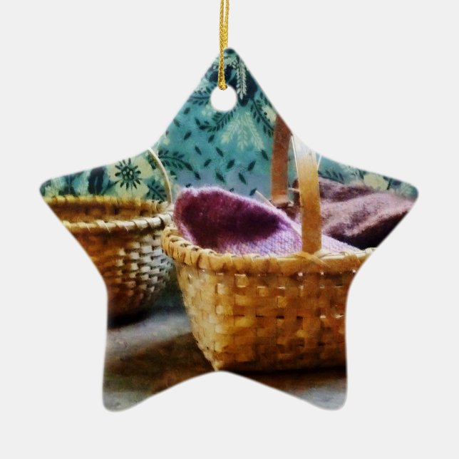 Ornamento De Cerâmica Cesta Com Tricô (Frente)