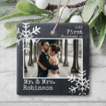 Ornamento De Cerâmica Chalkboard 1rua Natal Sr. & Sra. Photo<br><div class="desc">Personalize este ornamento com a sua foto de casamento e adicione o seu sobrenome juntamente com o ano para este excelente de Natal.</div>