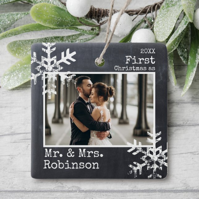 Ornamento De Cerâmica Chalkboard 1rua Natal Sr. & Sra. Photo (Rustic snowflake family holiday keepsake photo ornament perfect for gifts to bring joy to others.)