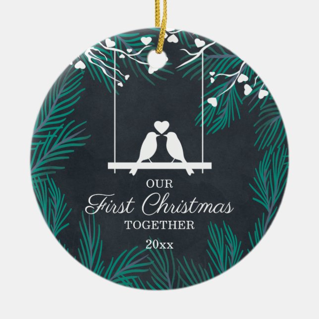 Ornamento De Cerâmica Chalkboard Lovebird Nosso Primeiro Natal Juntos (Frente)