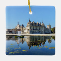 Chateau de Chantilly com reflexão em um lago