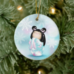 Ornamento De Cerâmica Cherry Blossom Kokeshi Doll Winter Snowflakes<br><div class="desc">Boneca Kokeshi em um quimono cor-de-rosa e turquesa com grandes flocos de neve de inverno em um fundo de turquesa. Bonita design do estilo de arte japonesa.</div>
