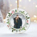 Ornamento De Cerâmica Chic Green Holly Christmas Wreath 2 Sided Photo<br><div class="desc">Este verde-oliva maravilhoso com a coroa de Natal de Holly berry rodeia sua dentro de fotos de feriado de um círculo. Um Enfeites de natal lateral chic 2 para um casal moderno. Folhas botânicas primavera da bela fotografia. Adicione uma imagem de segundo atrás.</div>