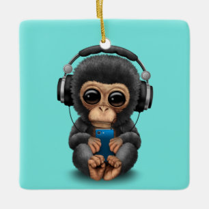 Ornamento De Cerâmica Chimpanzé do bebê com fones de ouvido e telemóv