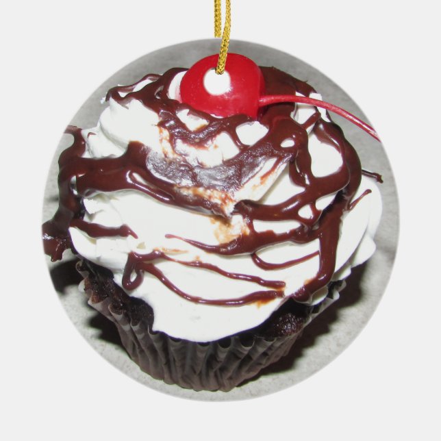Ornamento De Cerâmica Chocolate Cupcake with Cherry Christmas (Frente)