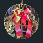 ORNAMENTO DE CERÂMICA CHRISTMAS GARLAND<br><div class="desc">Uma bonito garland de Natal pendurada no portão da igreja. Para personalizar,  clique em personalizá-lo. Visite nossa loja clicando em cartões de ponto. Inglaterra Reino Unido.</div>