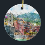 Ornamento De Cerâmica Cinque Terre Itália na Riviera italiana<br><div class="desc">Edifícios coloridos perto do cais e da igreja dos Papais noeis Margherita d'Antiochia em Vernazza,  Cinque Terre,  Itália</div>