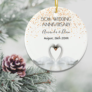 Ornamento De Cerâmica cinquentenário do casamento de ouro e cisnes branc