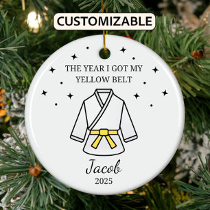 Ornamento De Cerâmica Cinturão amarelo de karate personalizado, roupa de